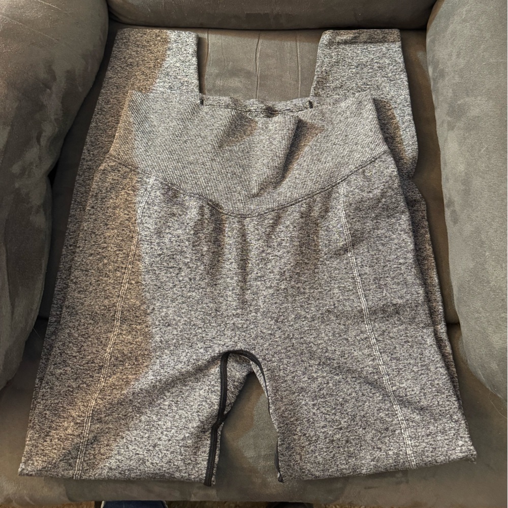 EUC Victoria’s Secret Pink Active Leggings. Size Medium. 2 pairs sold together.